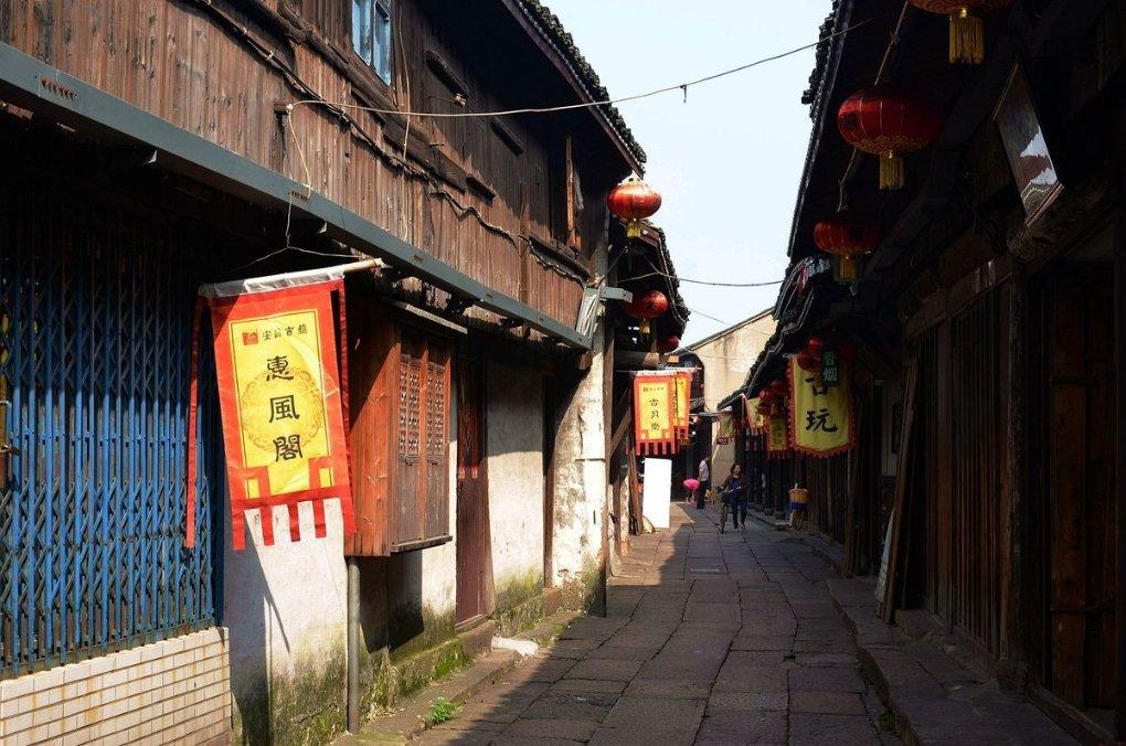 儒家课300块钱一个人，讲的废话连篇，还让拉人来听，拉人给报酬，这算是传销吗？游戏画面
